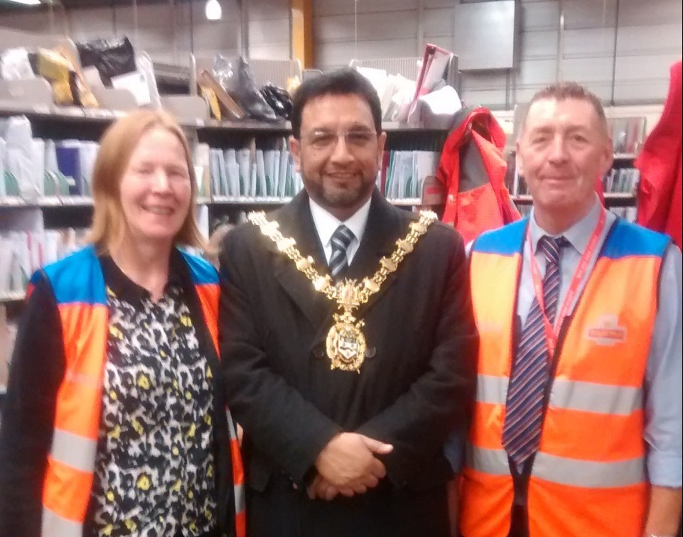 Mayor delivers festive cheer to postal workers