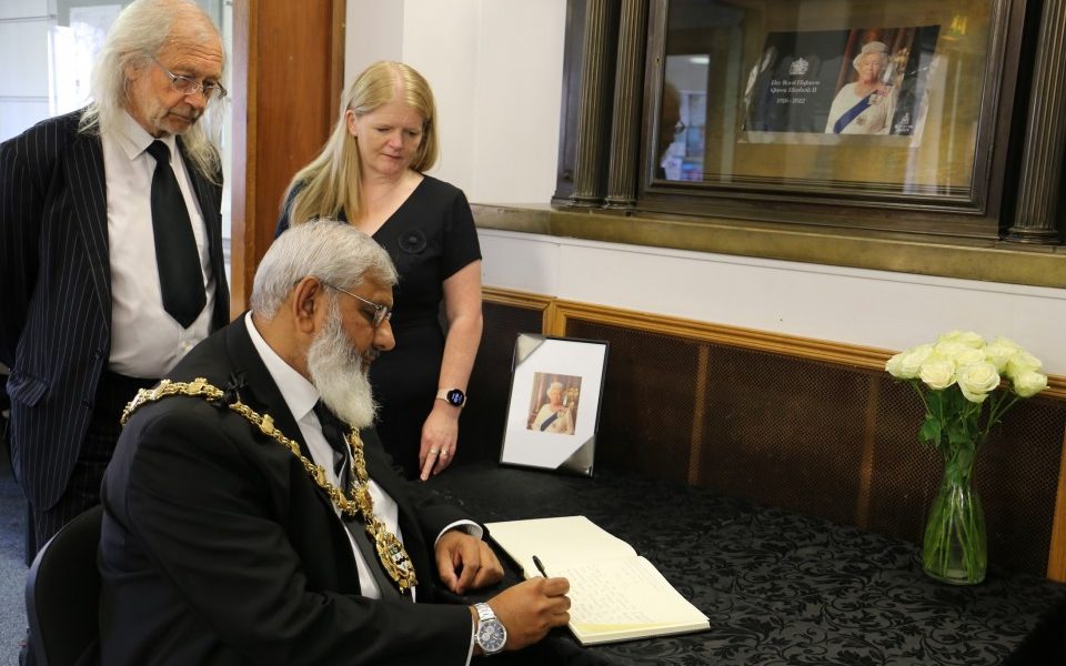 Queen Elizabeth II: Books of condolence open in Blackburn with Darwen