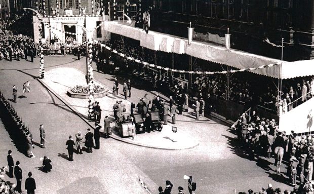 Look at photographs of previous visits by the Queen to Blackburn